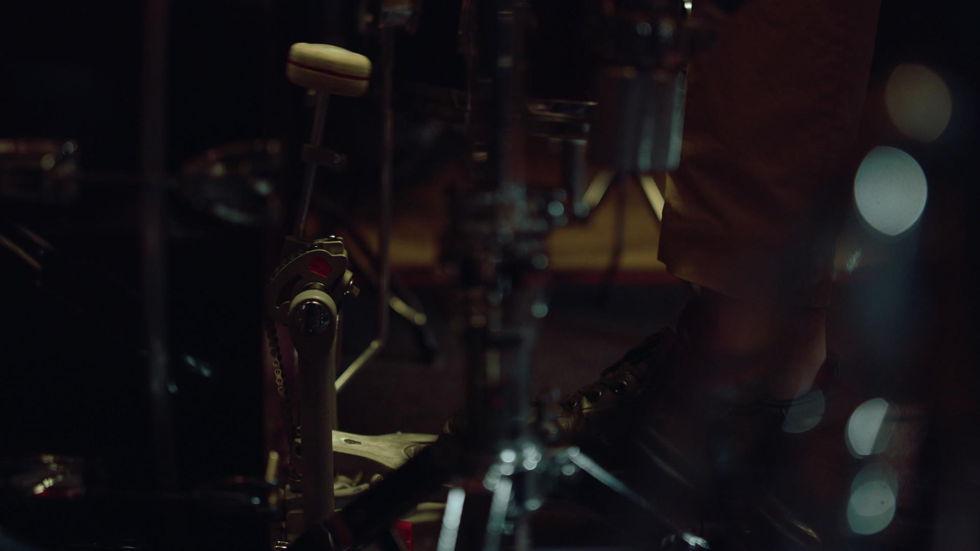 音乐厅的特写鼓踏板音乐家使用室内鼓视频的预览图