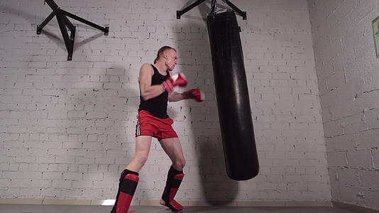 拳击手在格斗俱乐部训练视频的预览图
