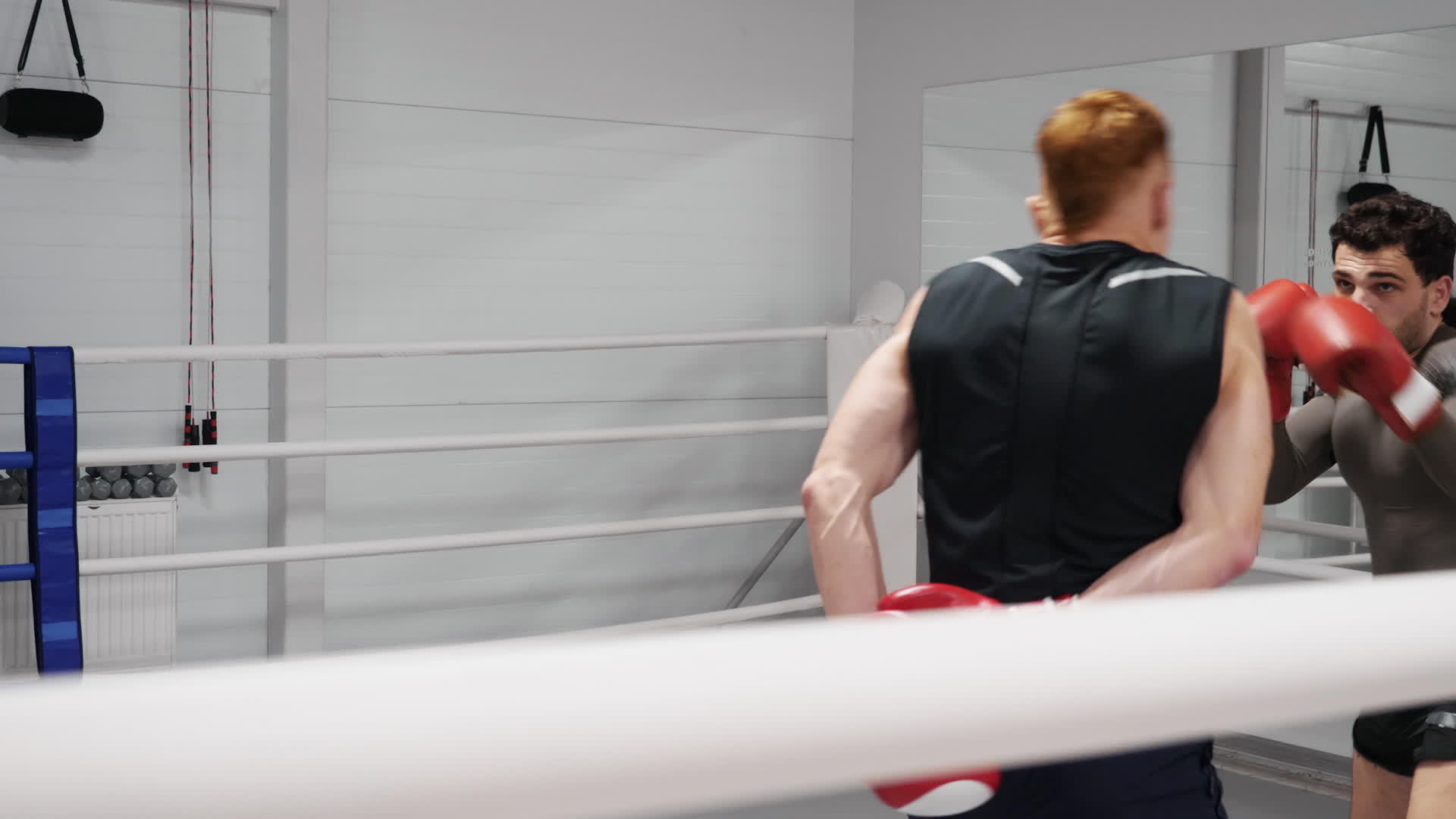 拳击手男子避免与拳击伙伴一起踢腿和训练私人教练视频的预览图