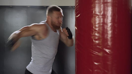 体操训练拳击包男拳击手拳击比赛室内训练视频的预览图