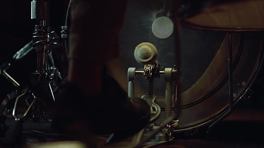 无法识别的鼓手用踏板撞击室内贝斯鼓手视频的预览图