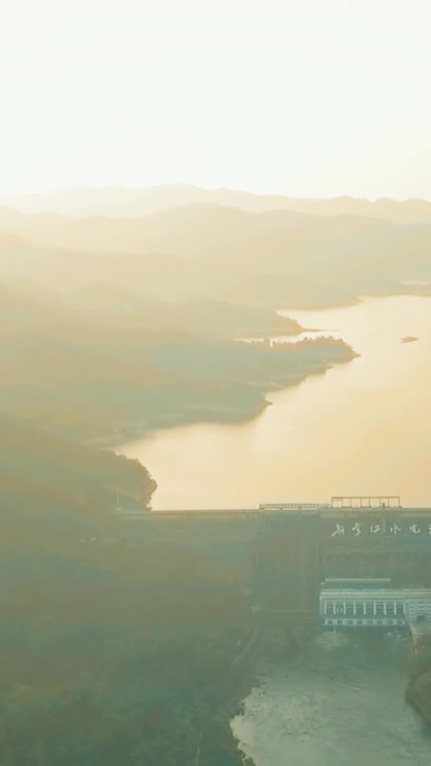 水力发电站在秋日夕阳下拍摄视频的预览图