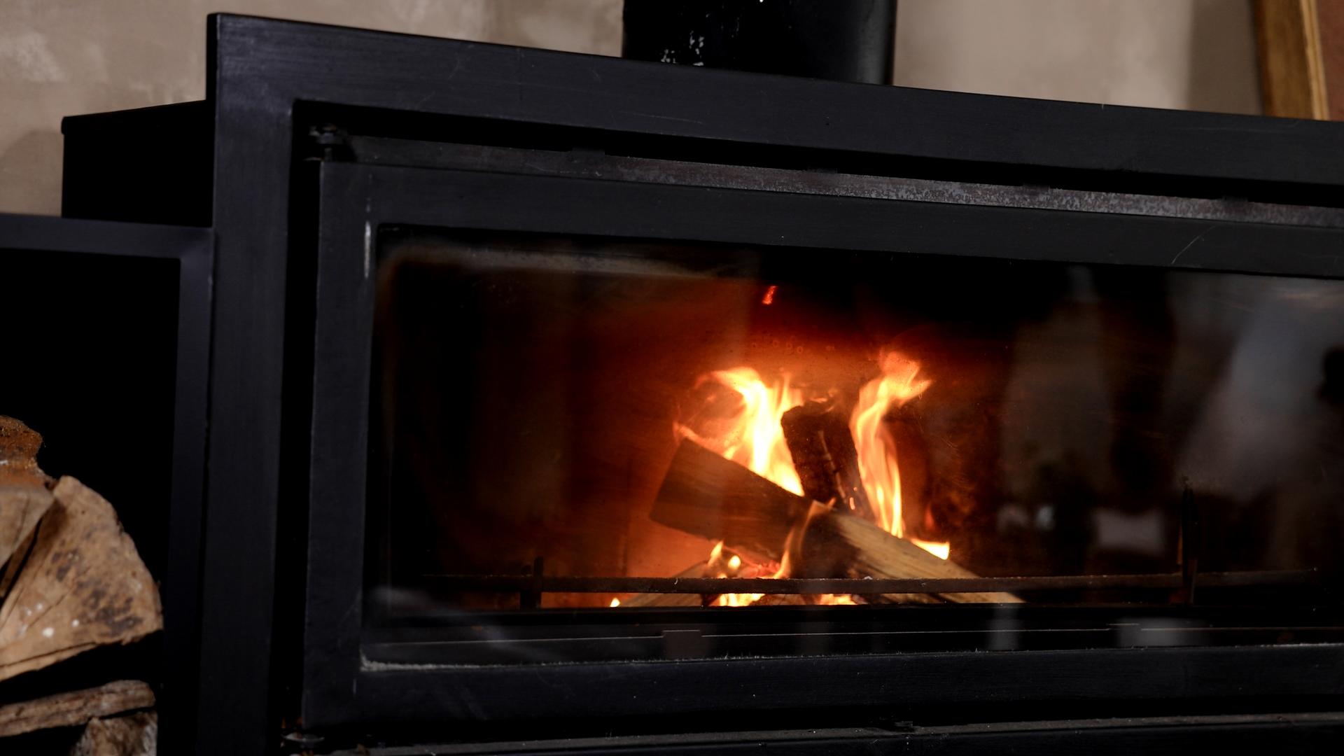 壁炉里燃烧的火柴视频的预览图