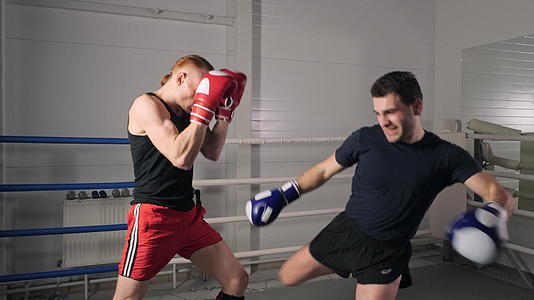 两名拳击手在拳击俱乐部的拳击台上训练他们拳击手套视频的预览图