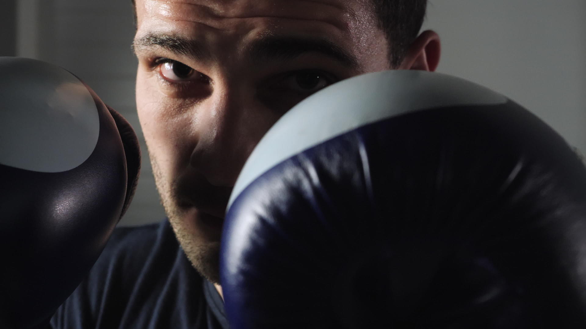 拳击手手套中拳头的战斗机特写视图视频的预览图