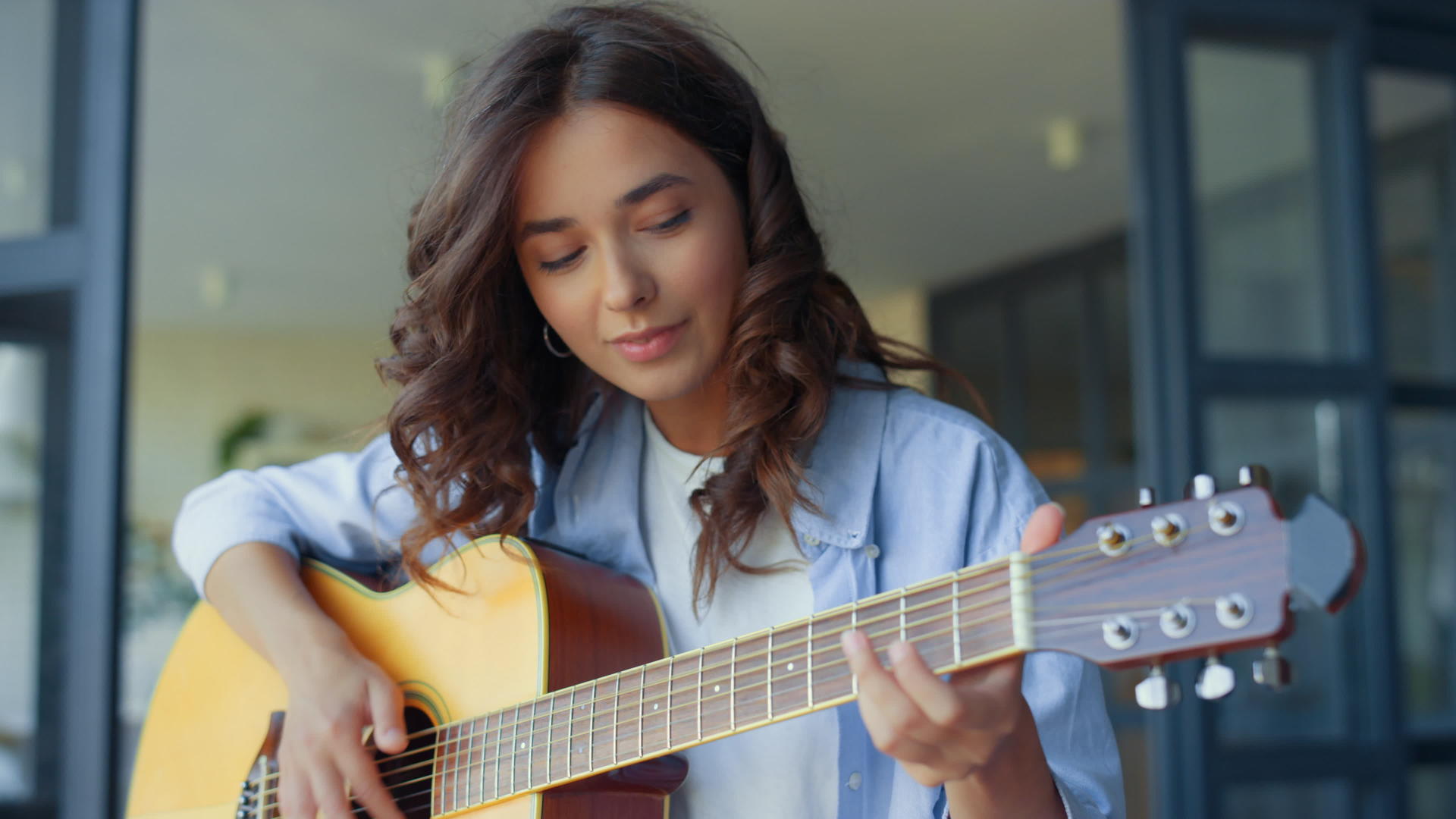 弹原声吉他的女孩女吉他手演奏乐器视频的预览图