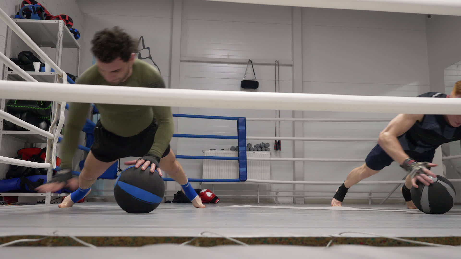 拳击手在拳击台上训练用药球做俯卧撑跆拳道人使用健身球视频的预览图