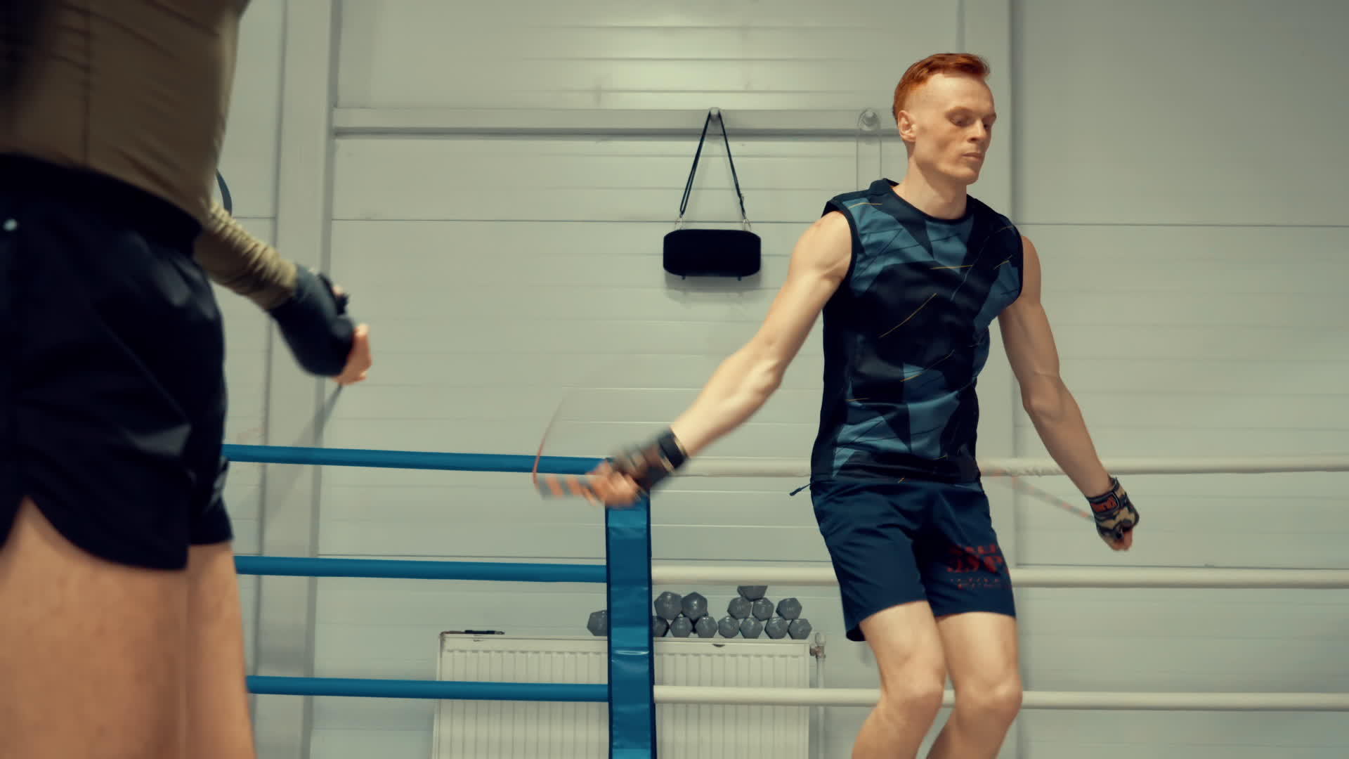在搏击俱乐部跳绳的两拳训练概念视频的预览图