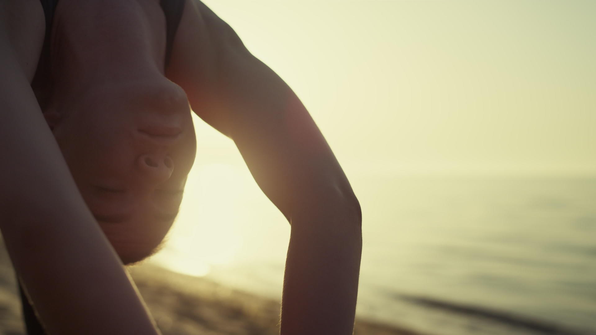 女运动员制作桥梁姿势练习沙滩特写瑜伽视频的预览图