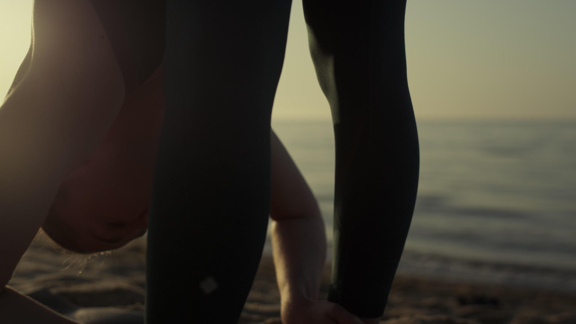 运动员女孩从头到脚倾斜在沙滩上做伸展运动视频的预览图