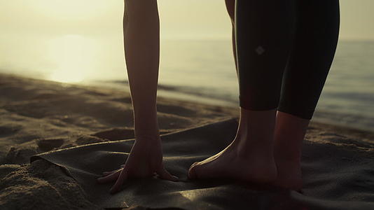 运动女性在日落时锻炼身体视频的预览图