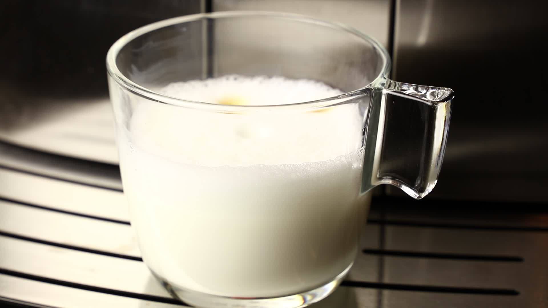 奶油中加入浓缩咖啡和拿铁咖啡视频的预览图