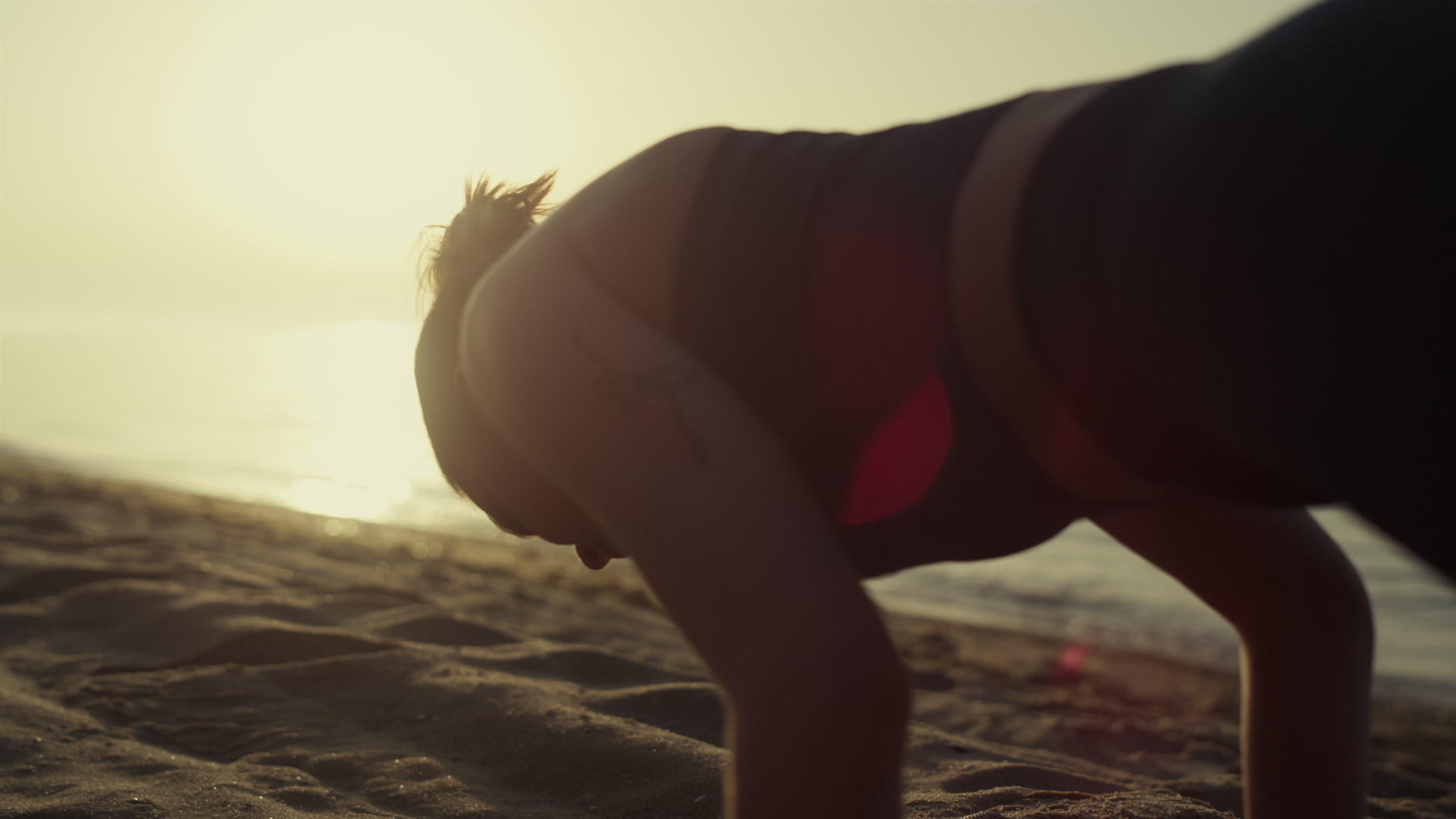 运动少女训练灵活性在海边做瑜伽练习视频的预览图