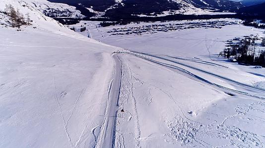 雪山上开着的汽车4k合集视频的预览图