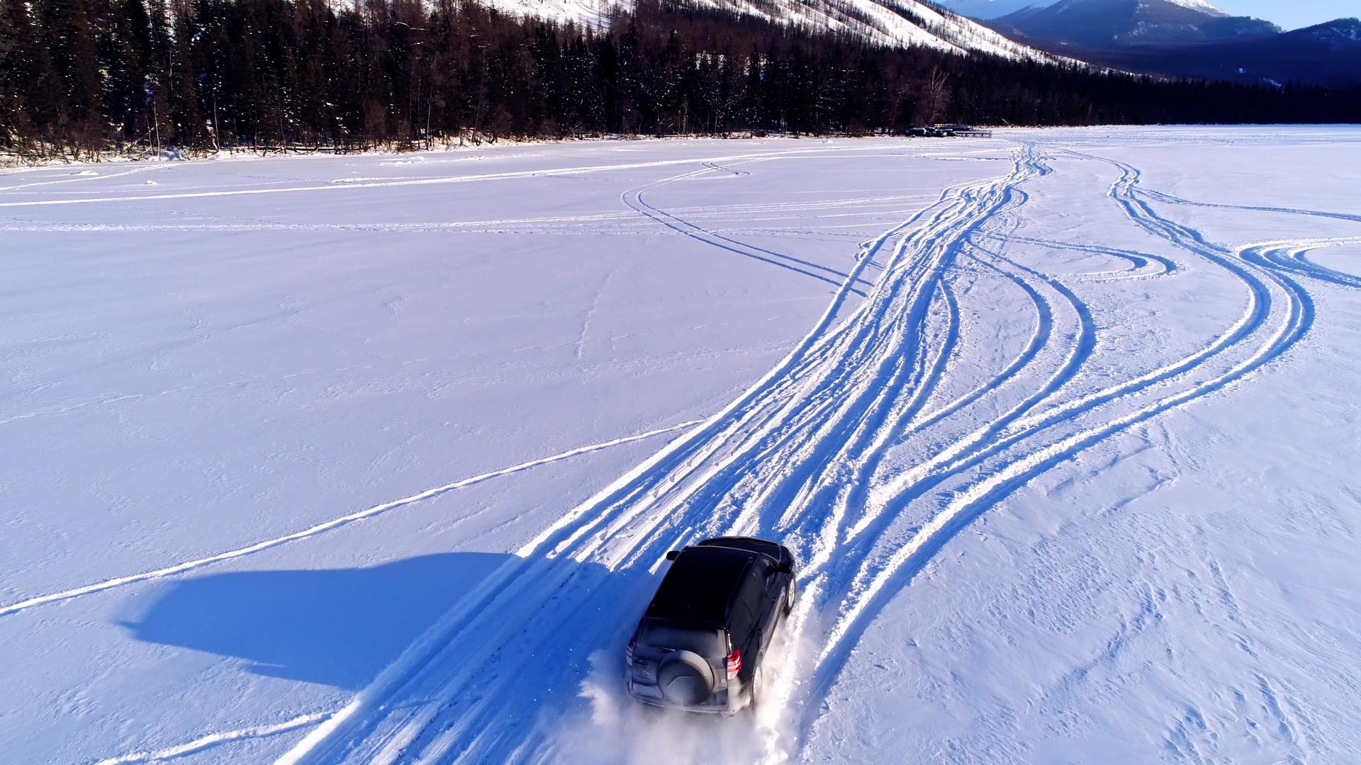雪地上汽车极速转弯合集视频的预览图