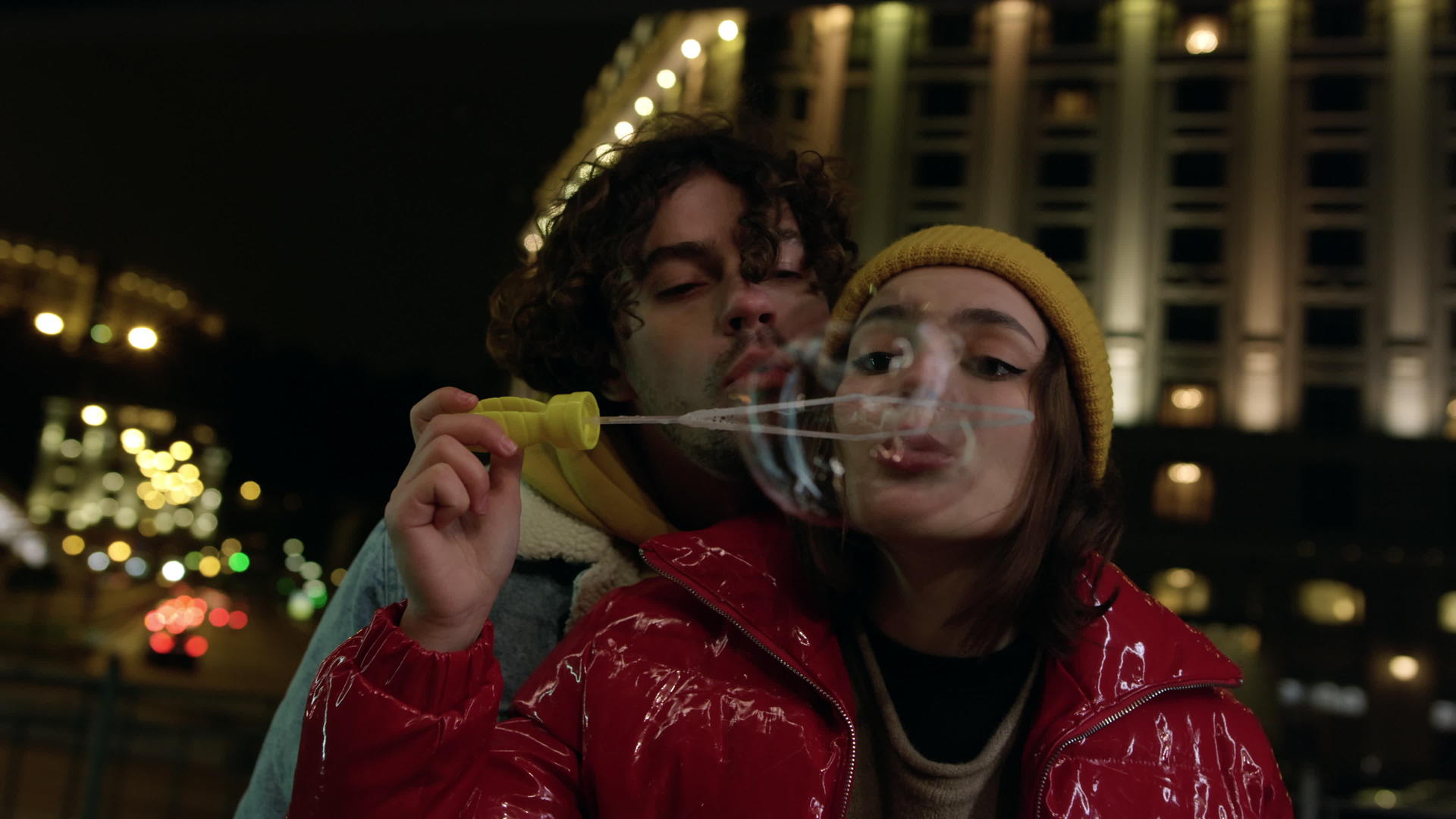 浪漫情侣在城市街道上吹肥皂泡视频的预览图