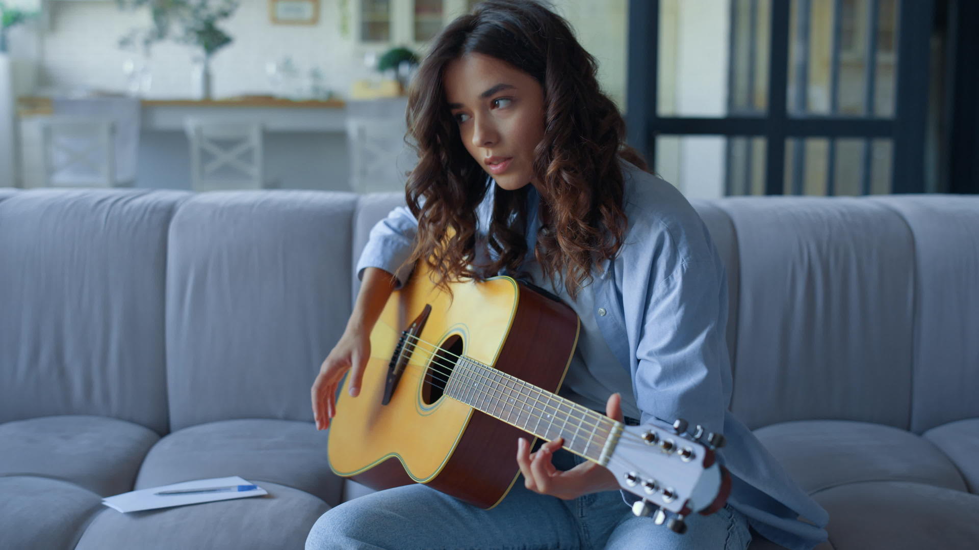女孩在吉他上写歌玩弦乐的吉他家视频的预览图