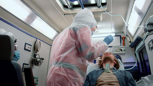 混合种族辅助医务人员进行冠状动脉病毒检测视频的预览图