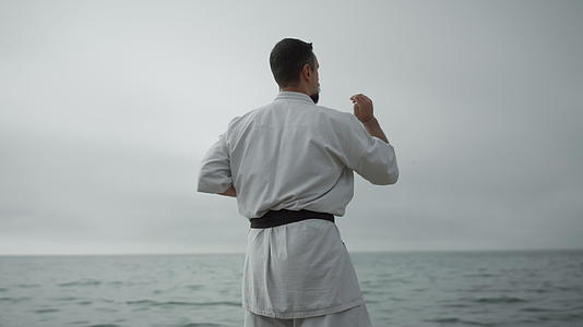 运动员在海边练习空手道手位训练视频的预览图