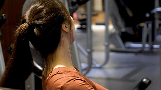 夏天在健身房健身运动减肥的女孩视频的预览图