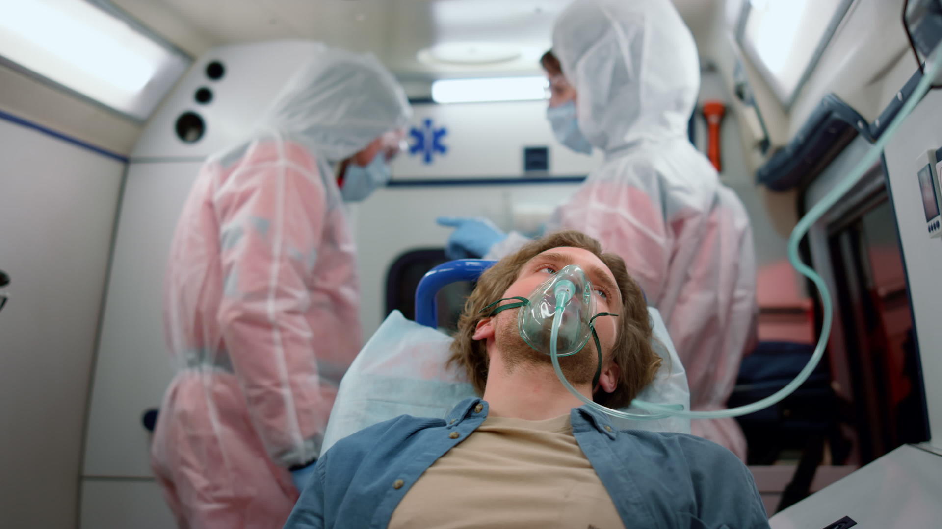 男性患者乘坐急救车到医院男性患者携带氧气面具视频的预览图