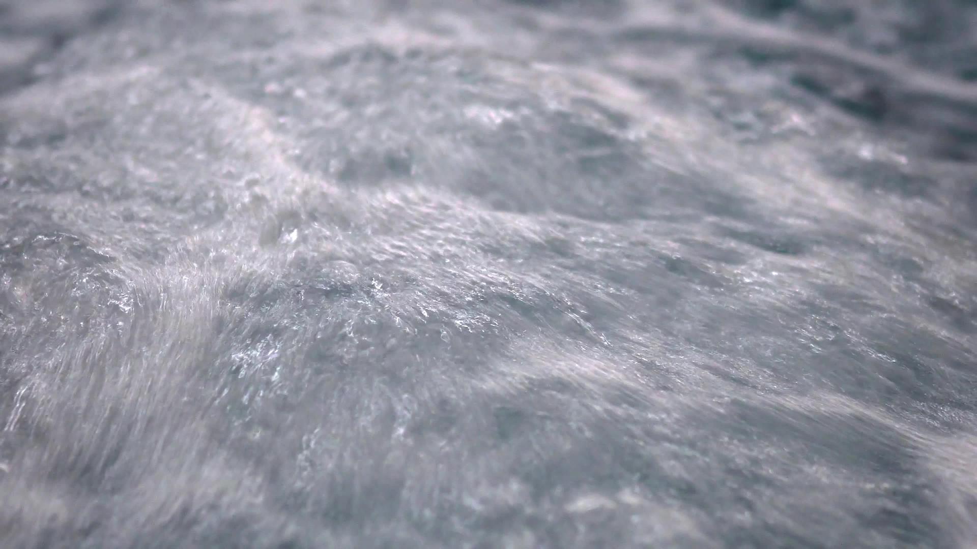 按摩浴缸在游泳池中喷射的波浪和气泡视频的预览图