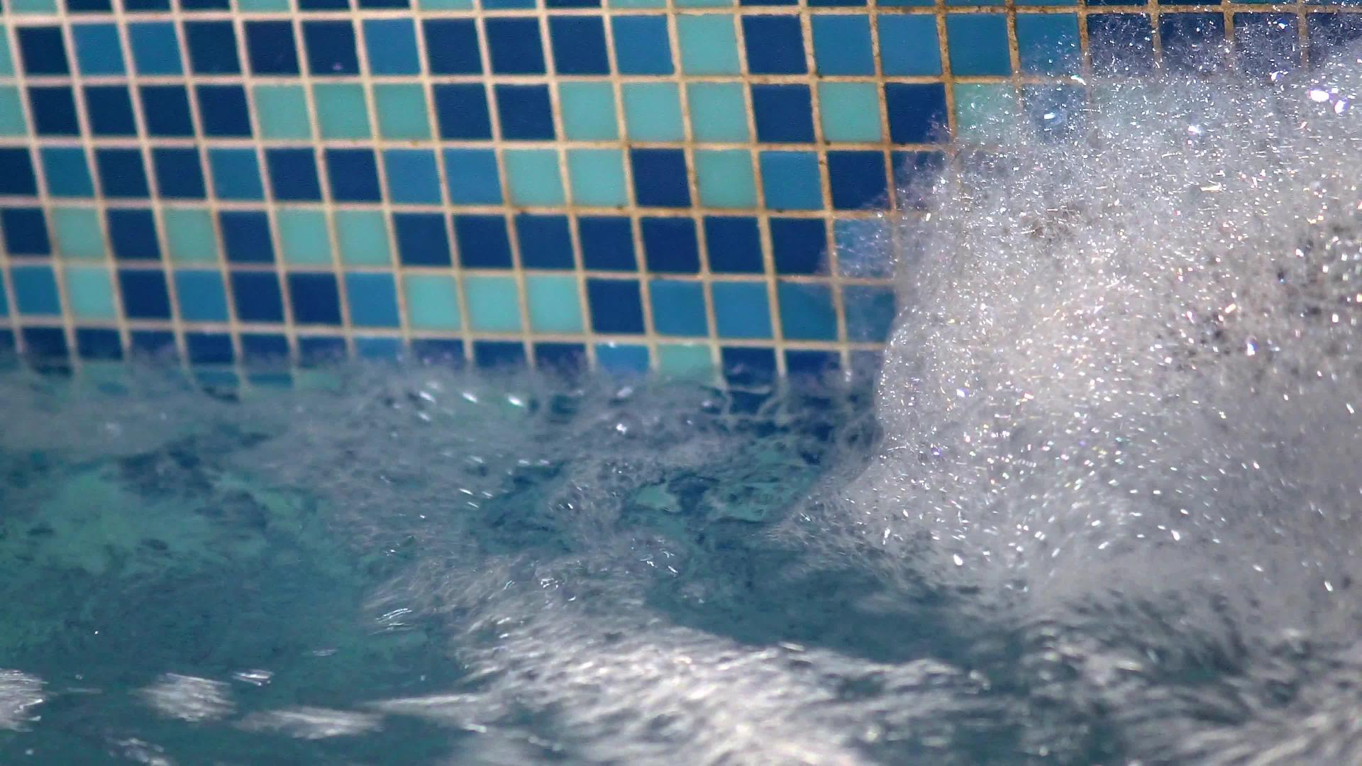 浴缸喷气式气泡游泳池温泉按摩视频的预览图