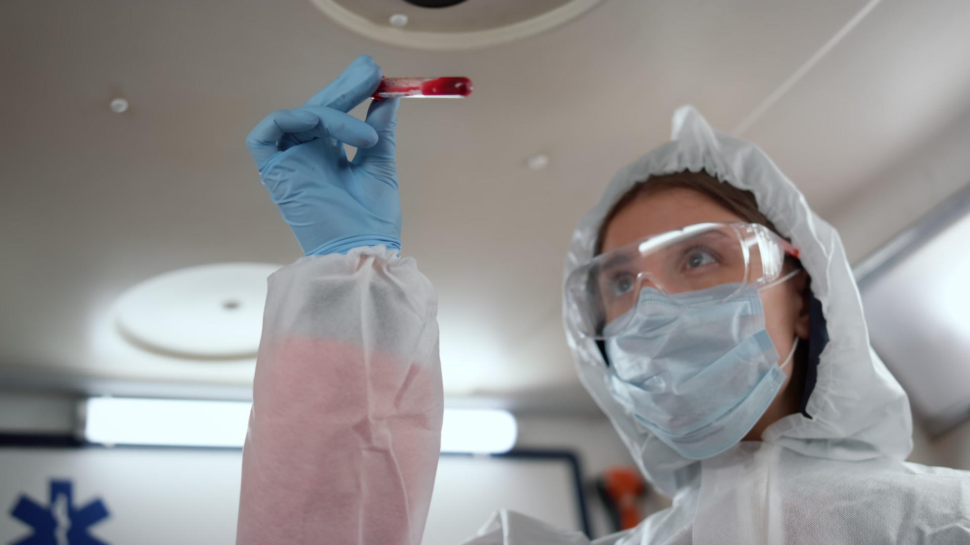 实验室技术人员持有血液样本管视频的预览图