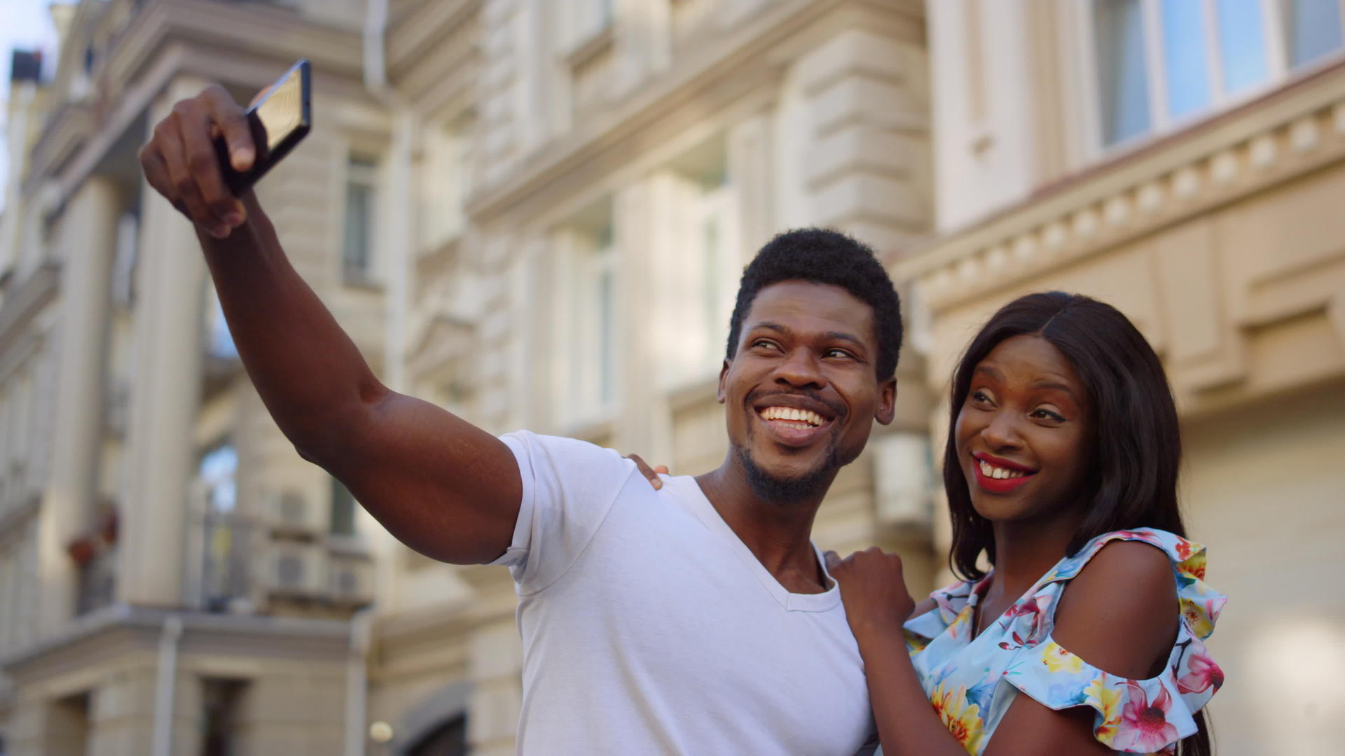 一对幸福的夫妇在老城自拍非洲游客在街上摆姿势视频的预览图