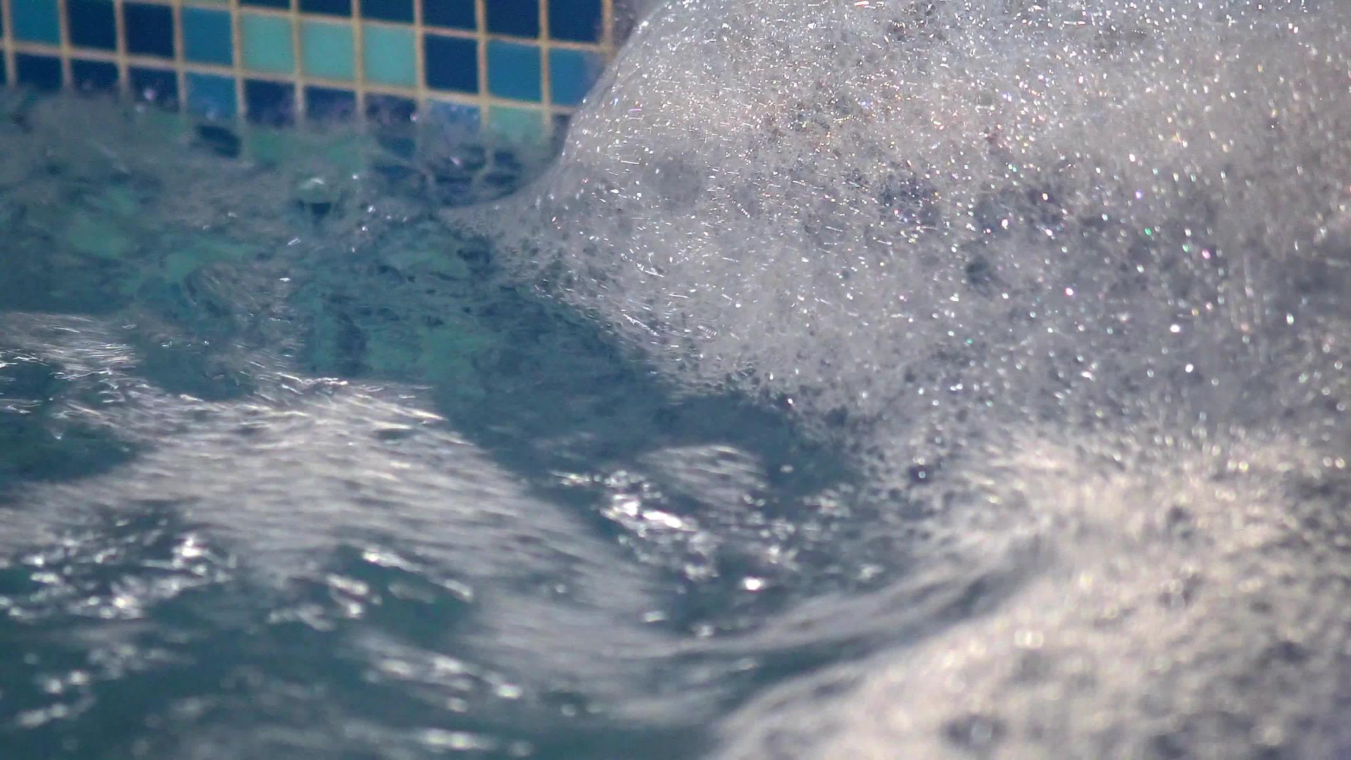 带喷水喷水器的按摩浴缸视频的预览图