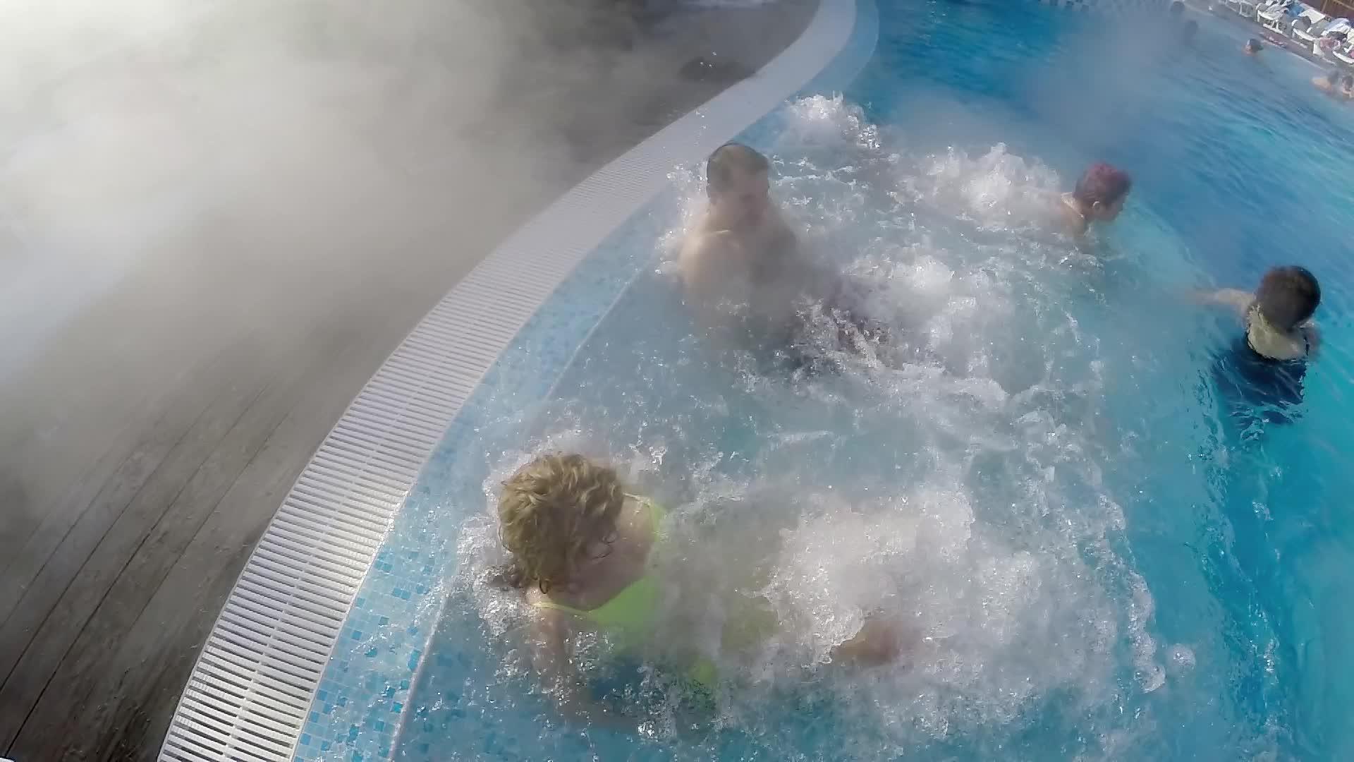 冬季健康享受热温泉按摩浴缸2017年10月11日视频的预览图