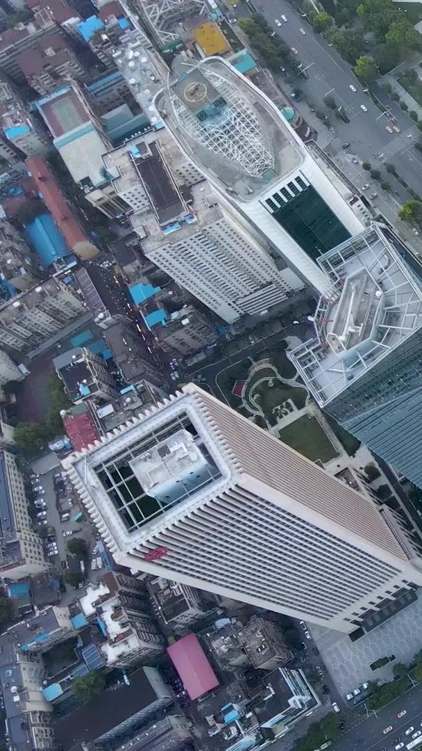 武汉航拍建设大道交通十字路口视频的预览图