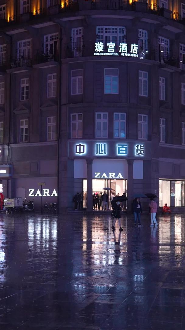 材料慢动作慢镜头升级拍摄城市暴雨天气步行街夜景视频的预览图