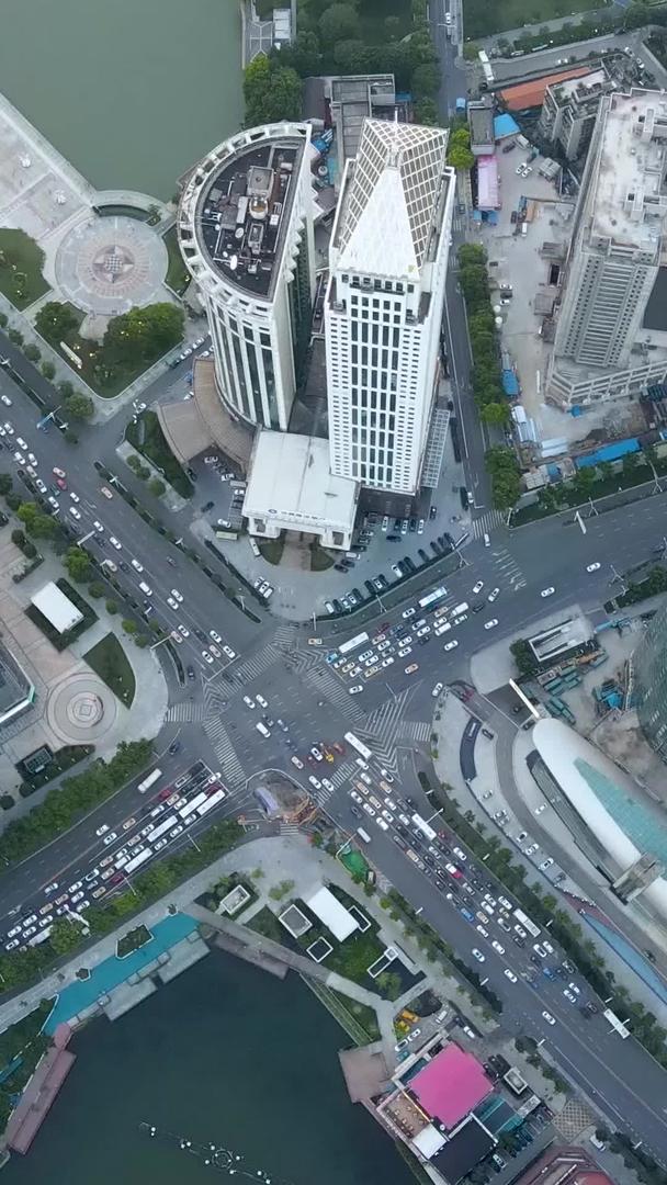 武汉航拍建设大道交通十字路口视频的预览图