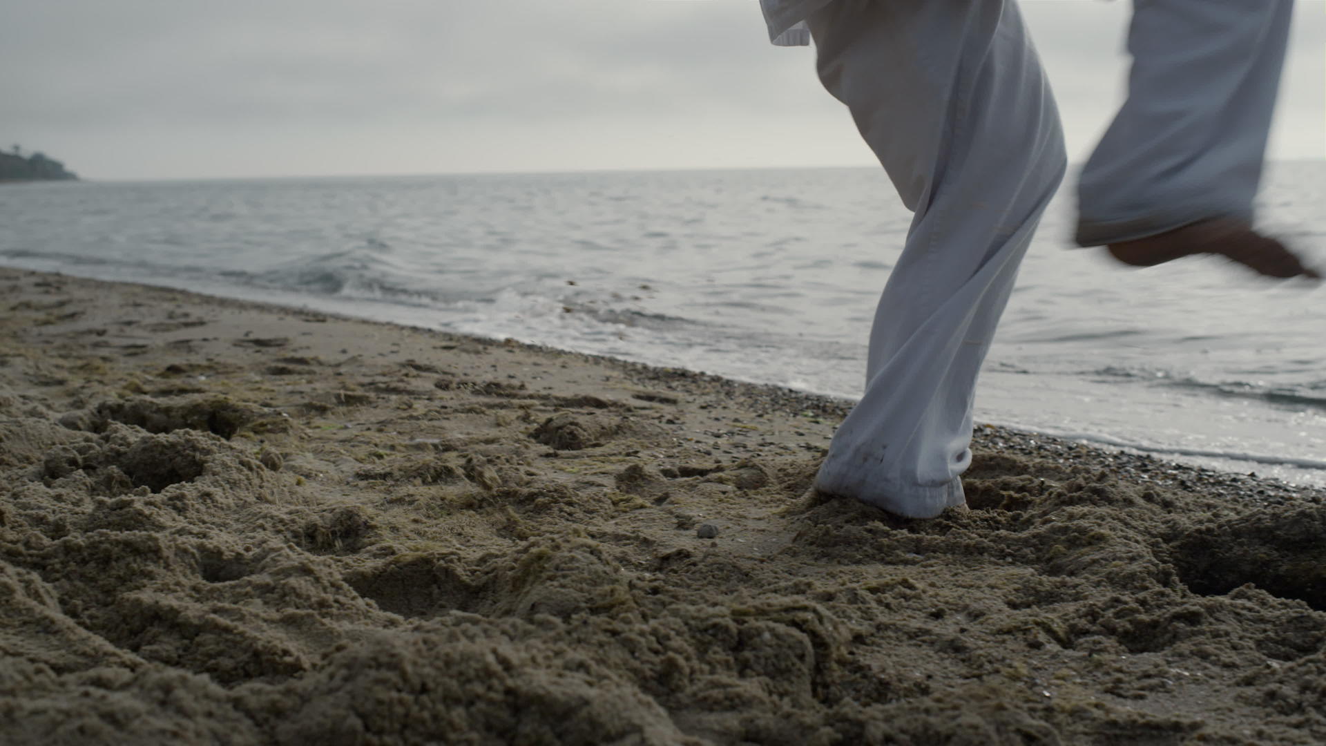 不知名的男子腿使空手道踢沙子视频的预览图
