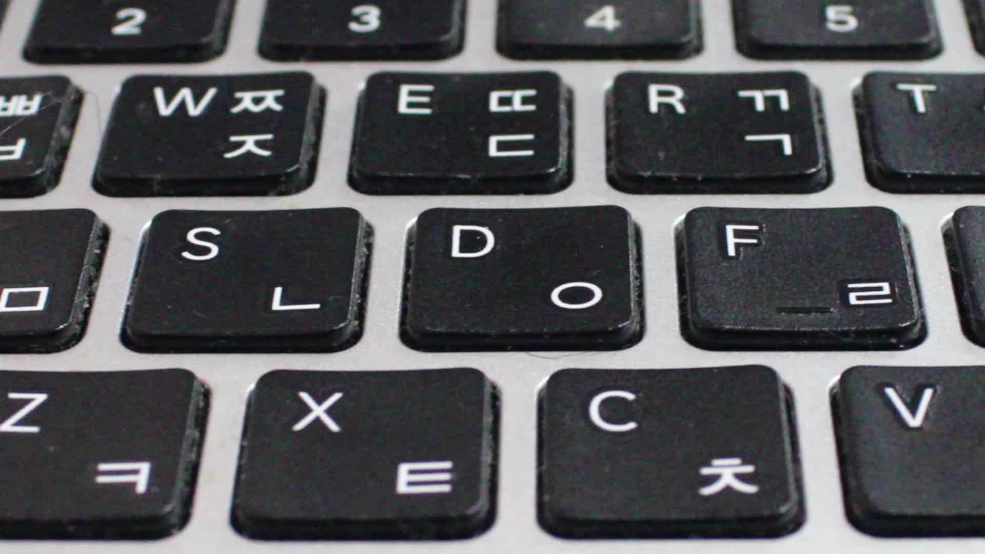 笔记本电脑或笔记本电脑键盘的英文字母视频的预览图
