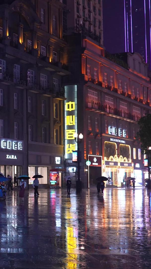 材料慢动作慢镜头升级拍摄城市暴雨天气步行街夜景视频的预览图