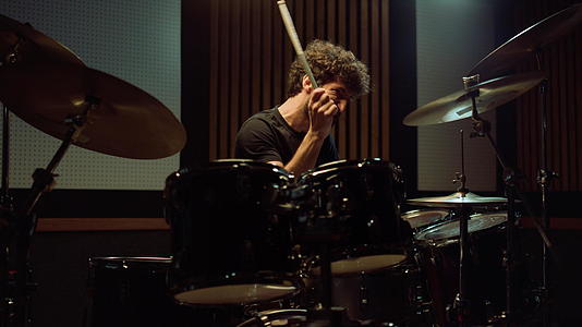 音乐人在录音室用鼓在演奏鼓手击鼓钹视频的预览图