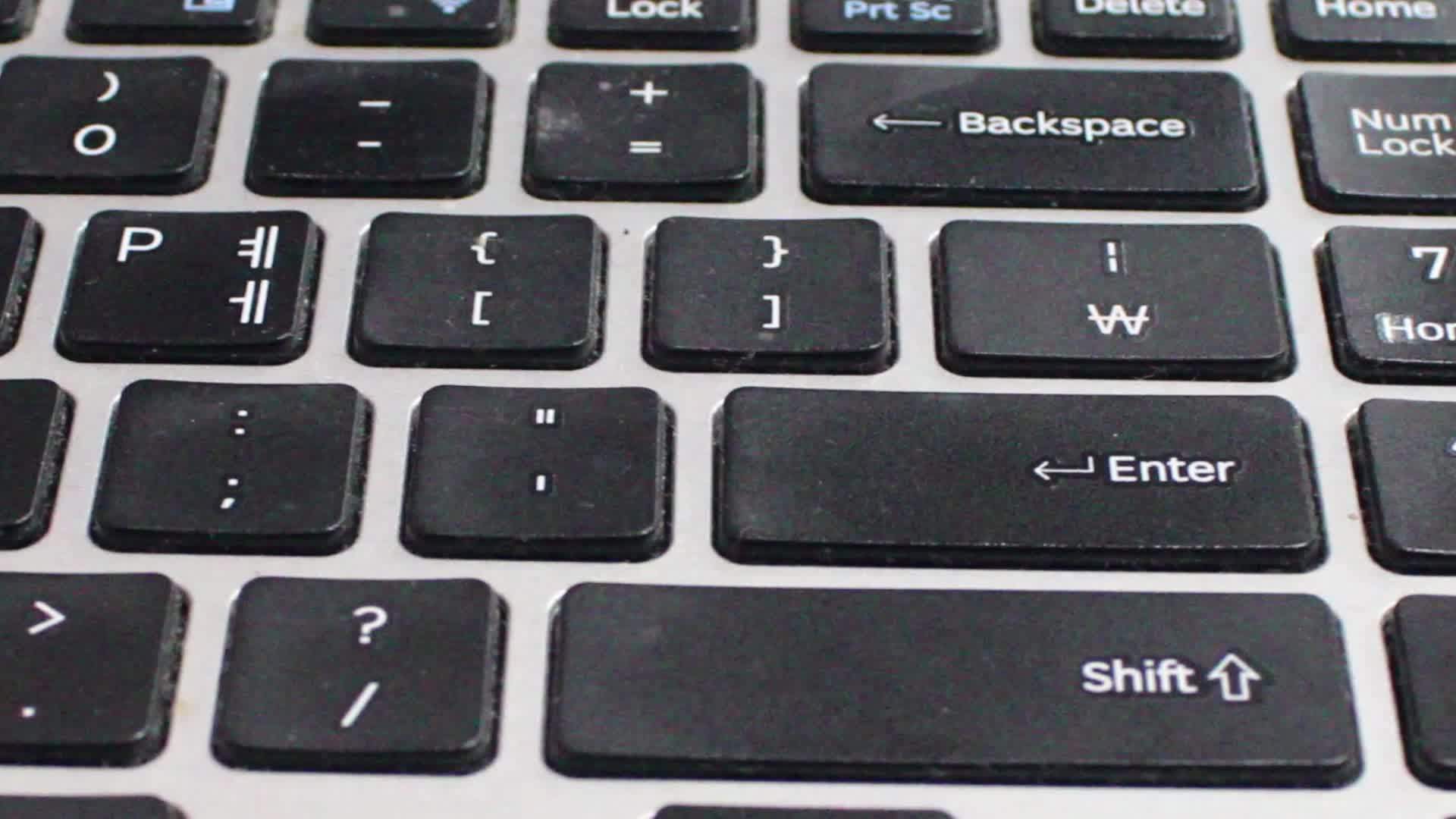 笔记本电脑或笔记本电脑键盘的英文字母视频的预览图