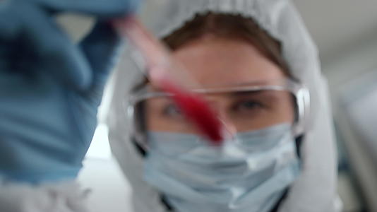 科学家检查管内血液样本视频的预览图