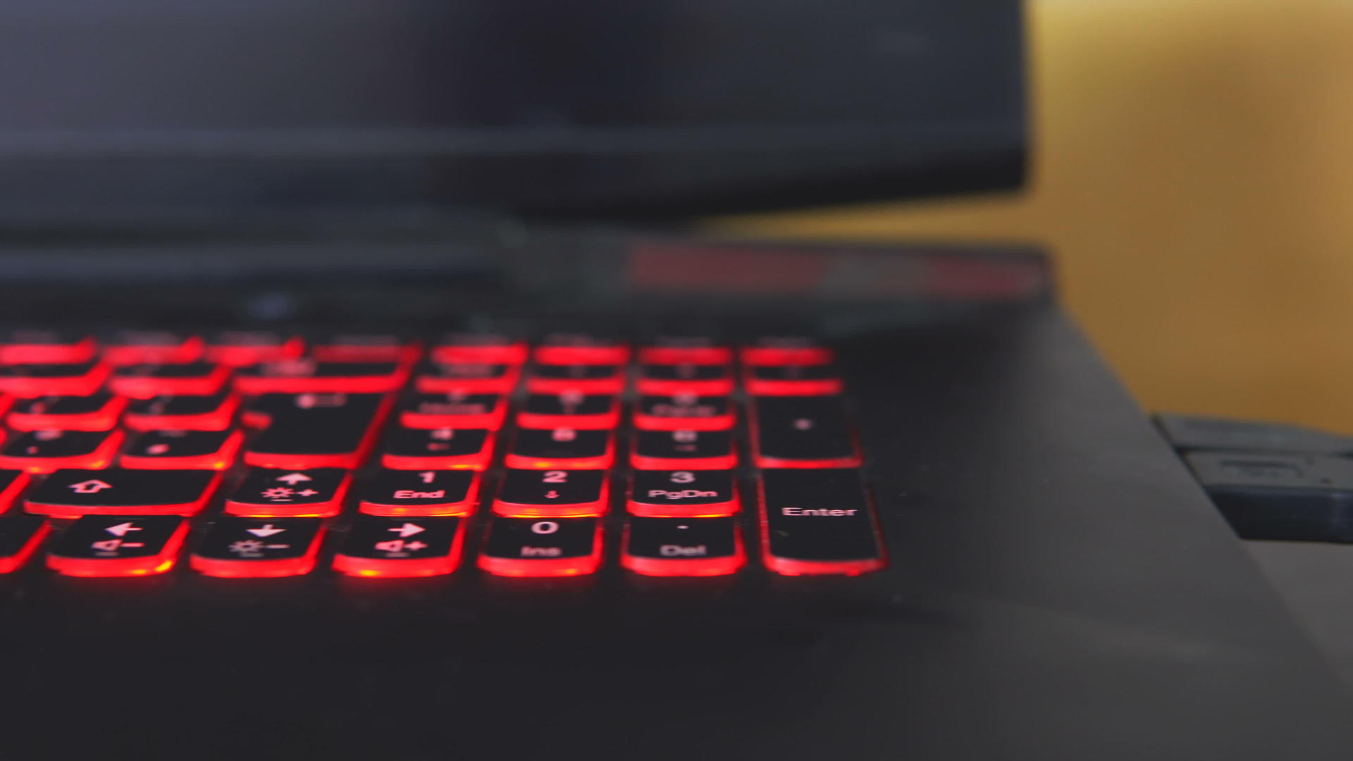 关闭键盘照明颜色用于在线游戏backlit键盘视频的预览图