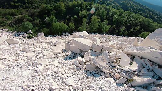 大理石矿山填埋场包括砾石岩石建筑骨料冲浪和砂土视频的预览图