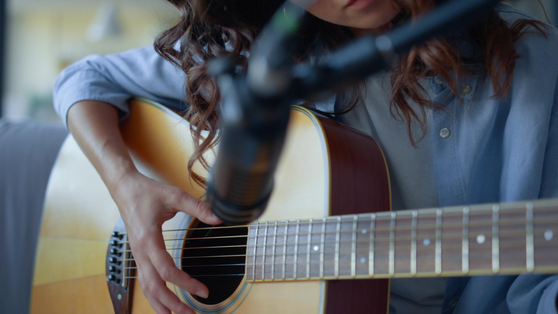 吉他弦在女孩的手指上响起女人记录吉他的声音视频的预览图