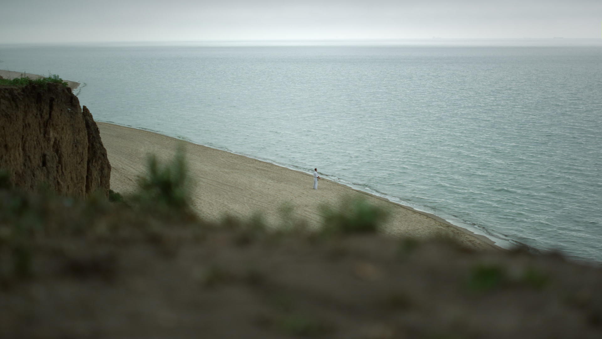 风景沙滩靠近平静的海洋视频的预览图