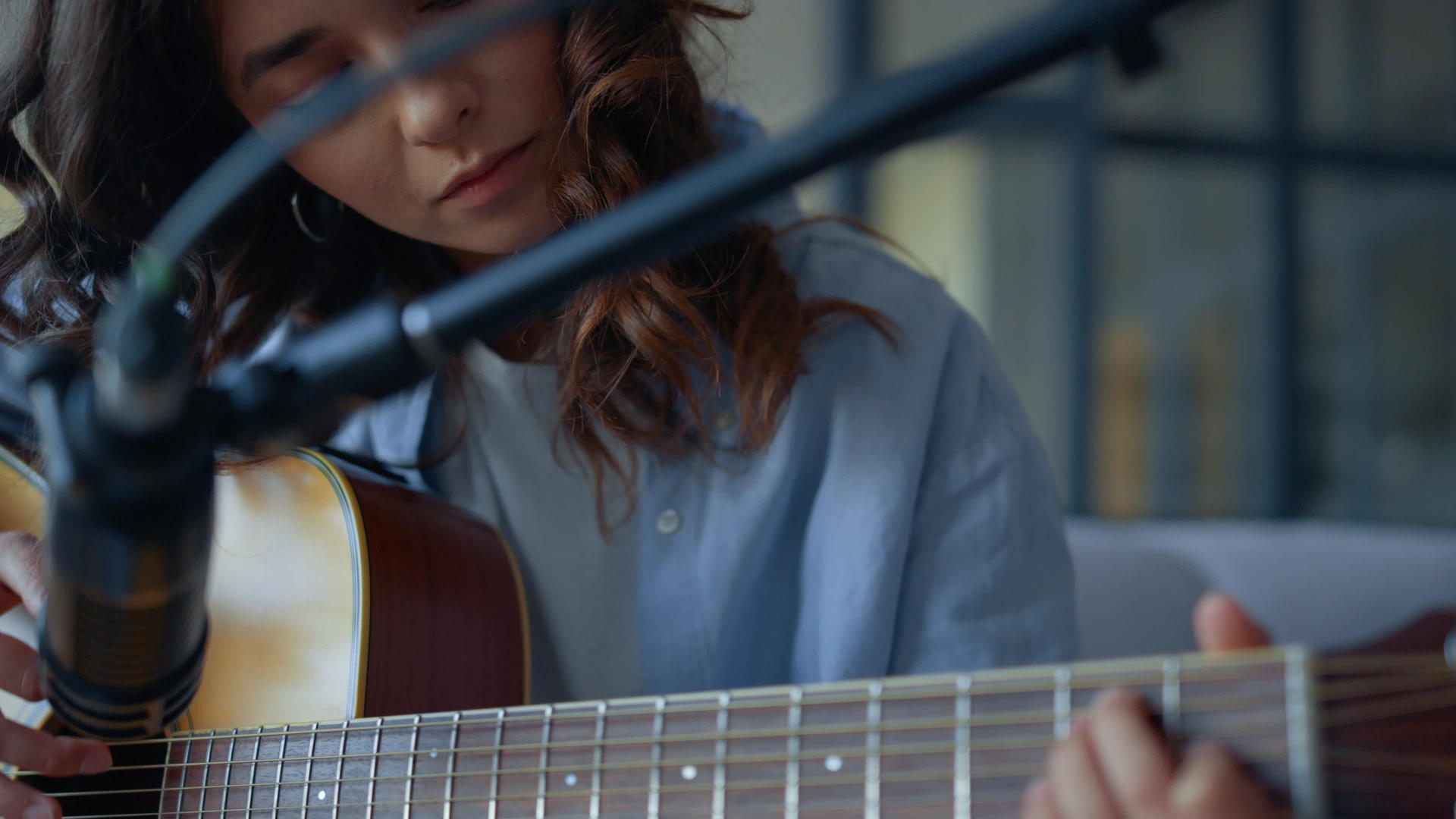 有魅力的女孩录音吉他的声音使用冷却器麦克风视频的预览图