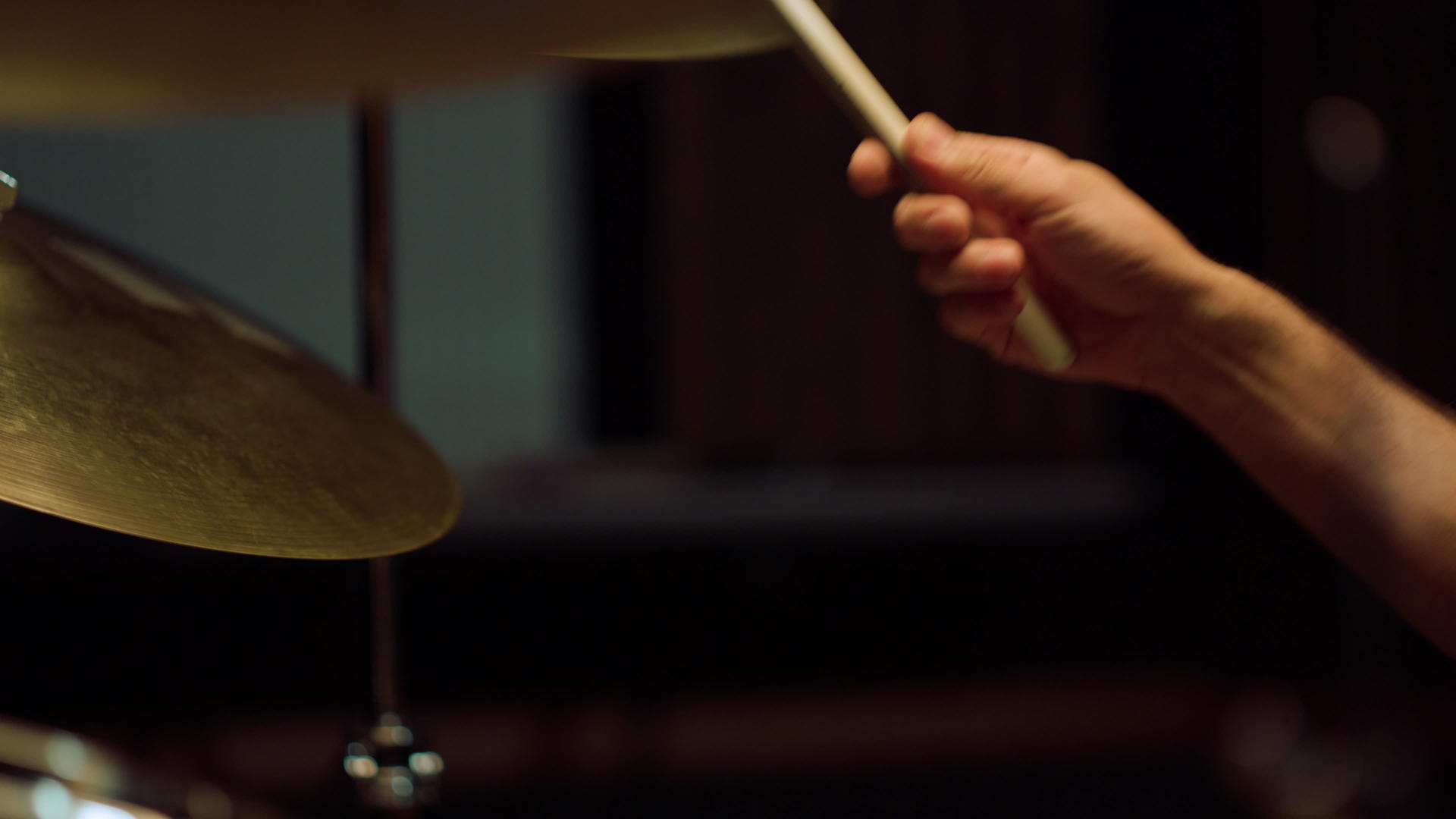 鼓手排练工作室音乐厅里的人手里拿着鼓视频的预览图