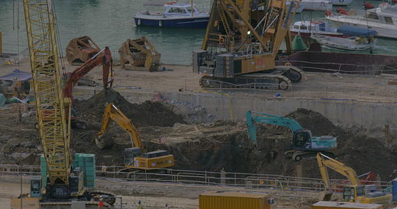 在香港码头附近挖洞的台式挖掘机视频的预览图