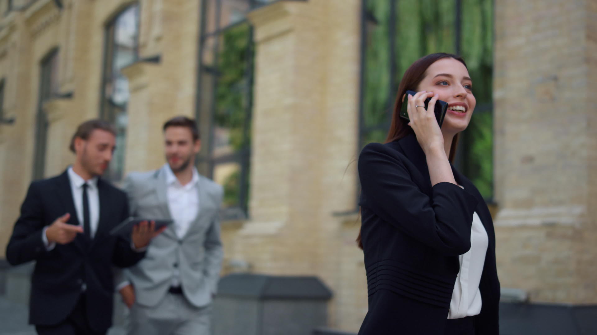 在户外使用手机的笑女人商界的匆忙工作视频的预览图