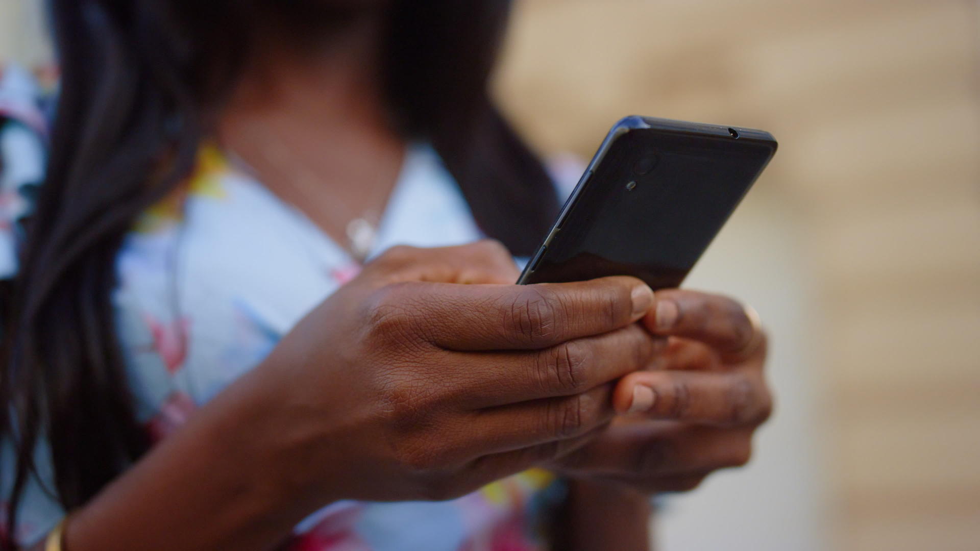 未知女性在城市使用手机孩子在户外发短信视频的预览图