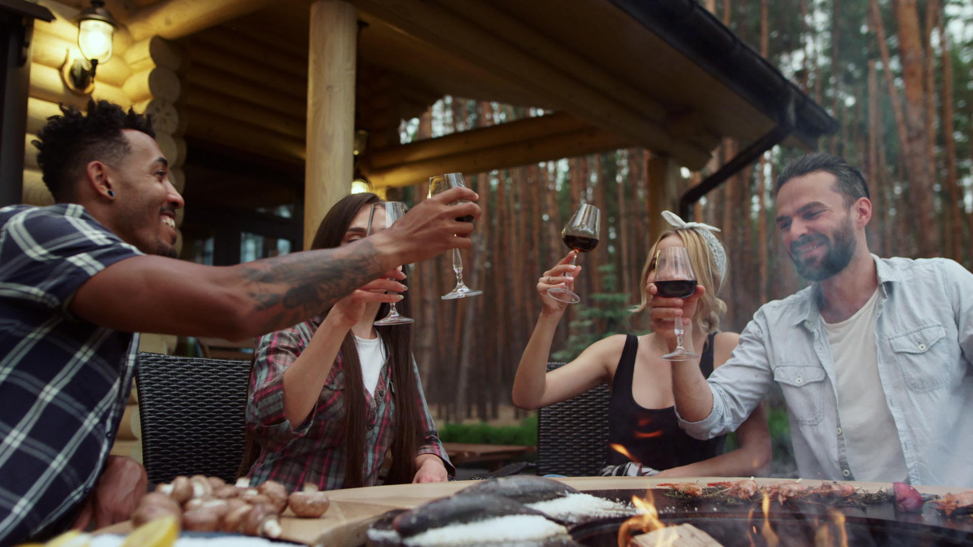 快乐的朋友们在外面的烧烤派对上碰杯喝红酒的家伙视频的预览图